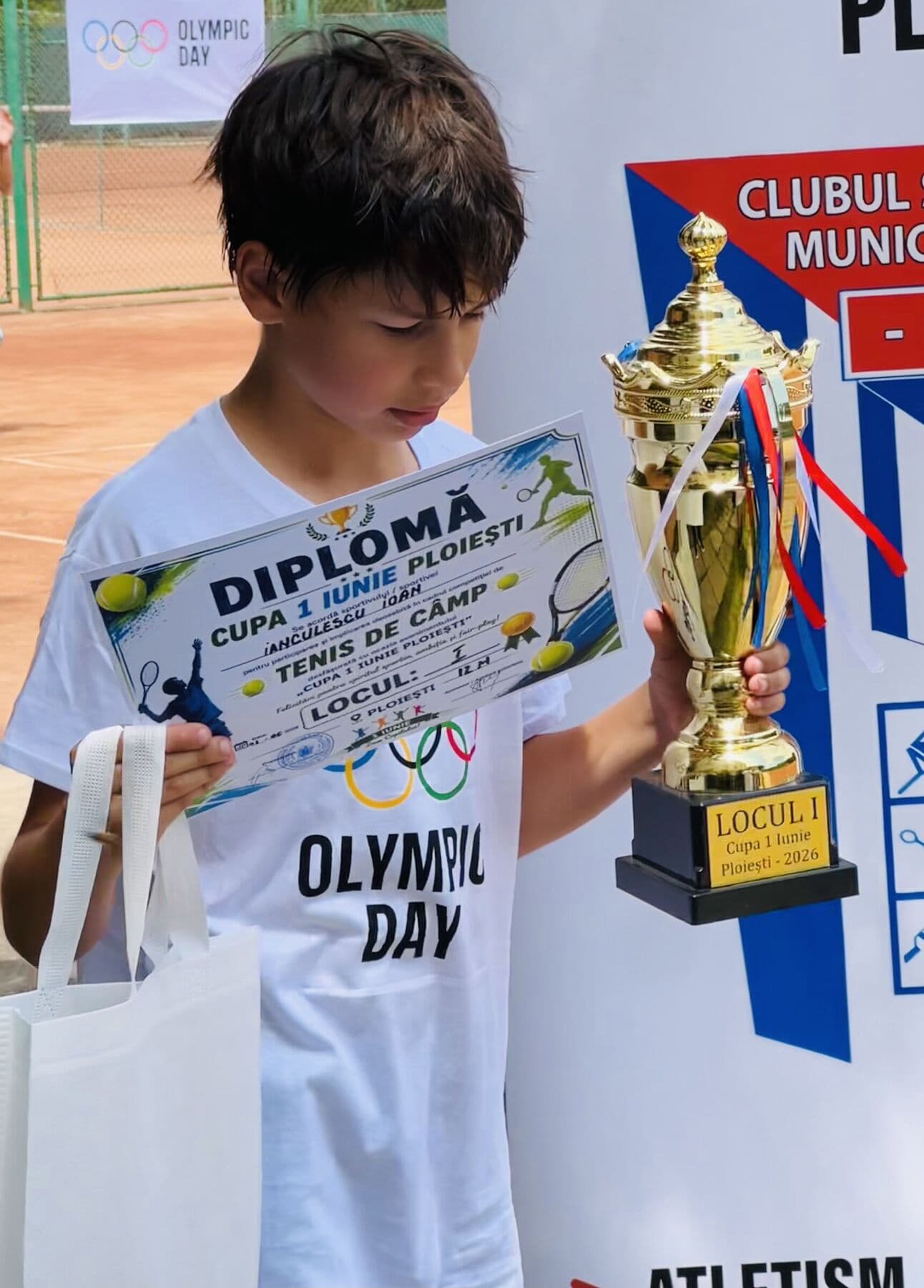 Ioan cu trofeul și diploma de campion
